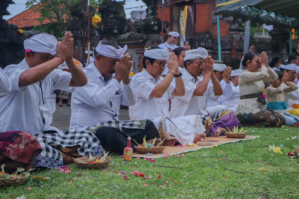 Sekda Adi Arnawa Hadiri Pujawali di Pura Dalem Penataran Mundeh Desa Adat Kapal